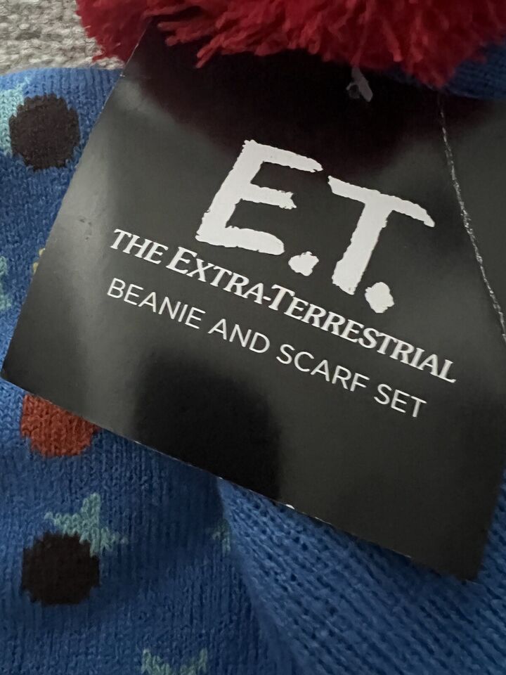 NWT Loot Crate E.T. the Extra Terrestrial Earflap Beanie Knit Hat Scarf Set ET
